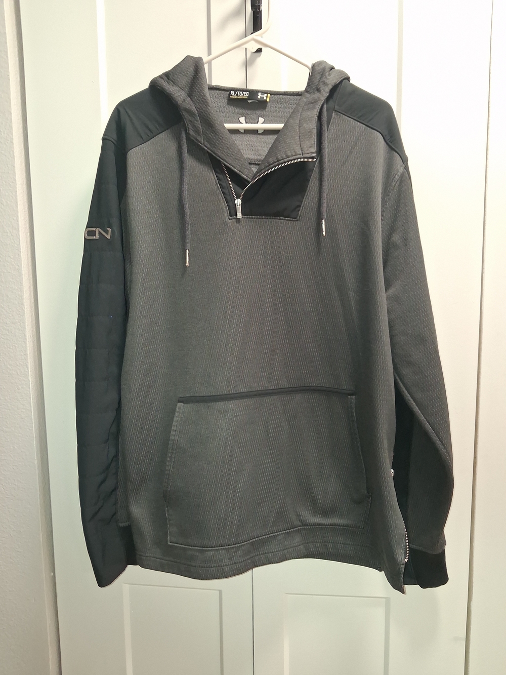 Under Armour Men's Charcoal Gray Pullover Hoodie with Black Accents